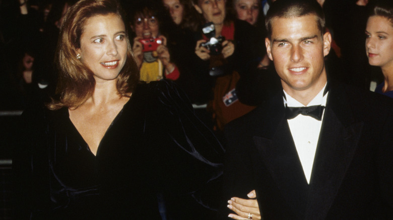 Mimi Rogers and Tom Cruise walking on a 1989 red carpet