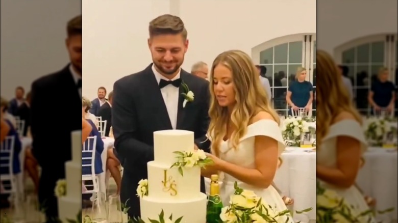 Stephen Wissmann, Jana Duggar with wedding cake