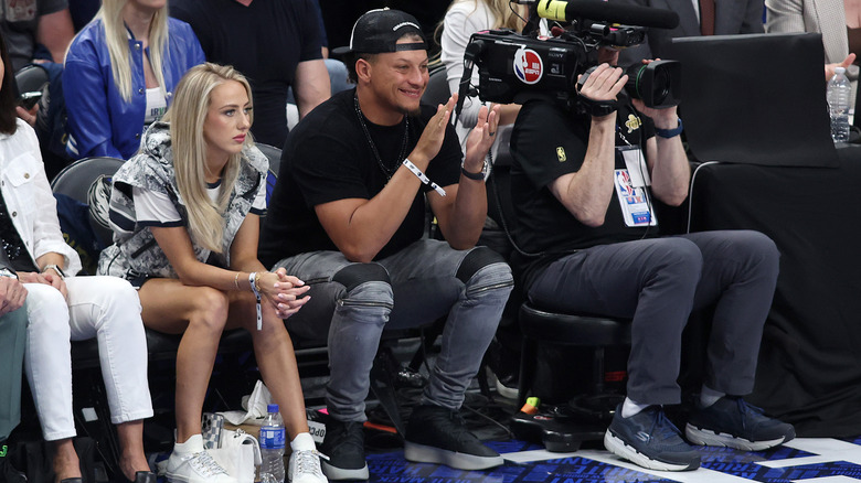 Brittany Mahomes, Patrick Mahomes seated courtside