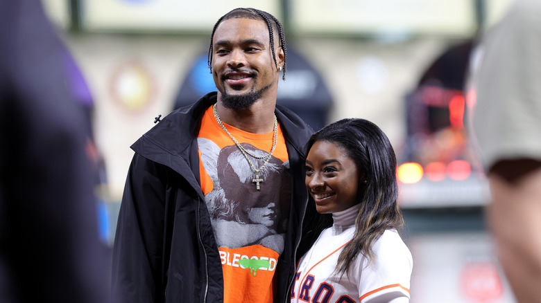 Simone Biles poses with Jonathan Owens in 2022