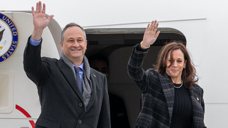 kamala harris doug emhoff waving