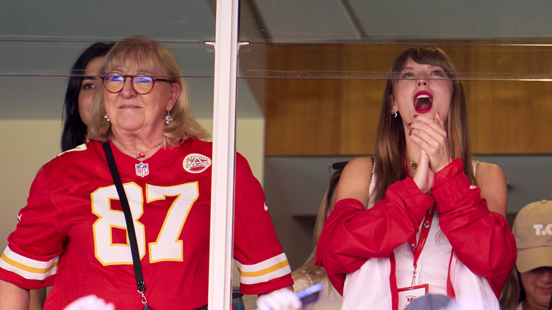 Taylor Swift with Travis Kelce's mom