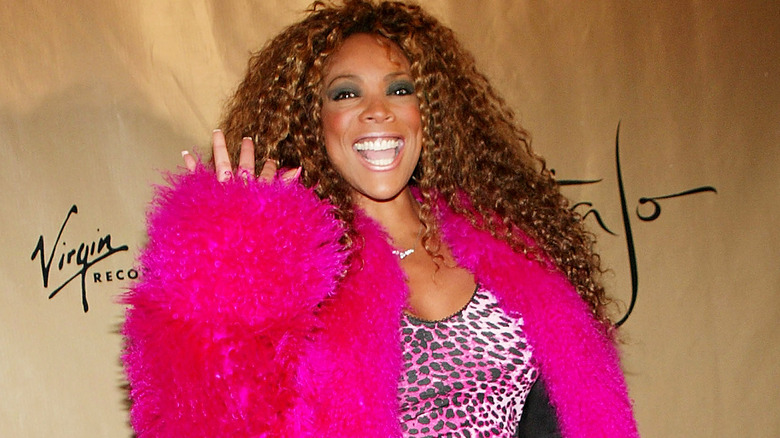 Wendy Williams waving