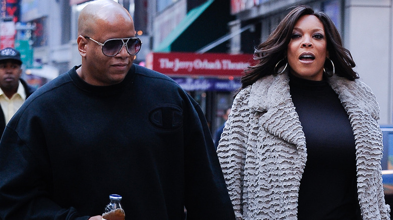 Wendy Williams and Kevin Hunter walking