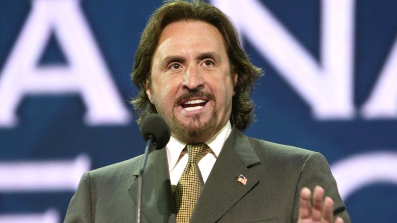 Ron Silver speaking at microphone 