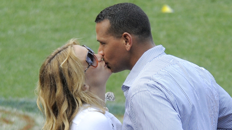 Alex Rodriguez kissing Kate Hudson