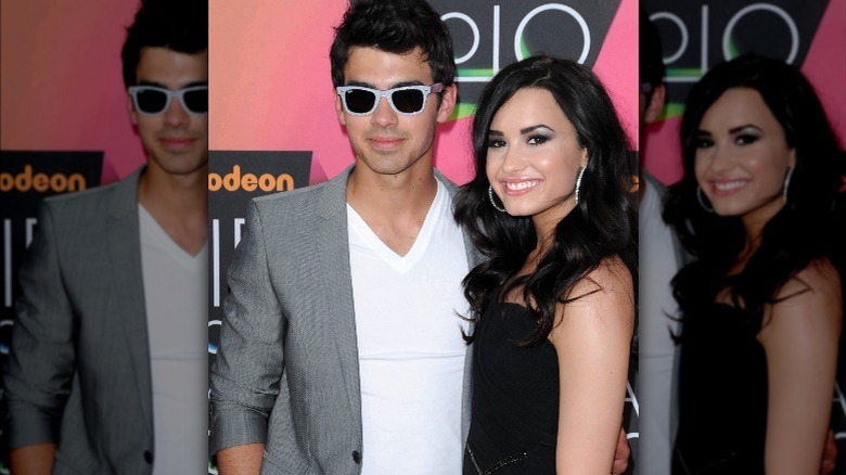 Joe Jonas and Demi Lovato smiling 