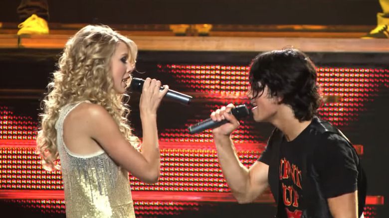 Joe Jonas and Taylor Swift singing