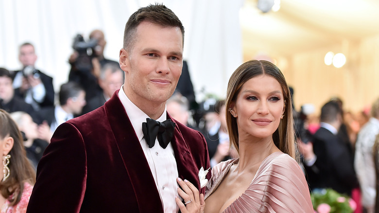 Tom Brady and Gisele Bündchen posing