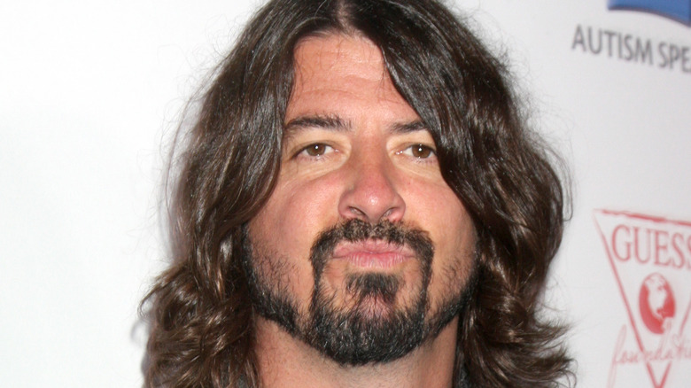 Dave Grohl posing for cameras