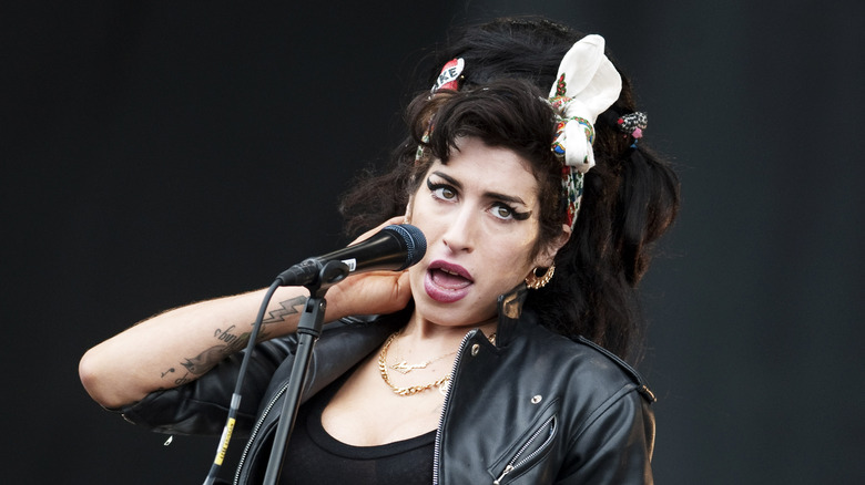 Amy Winehouse performing