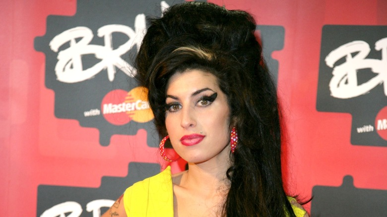 Amy Winehouse posing