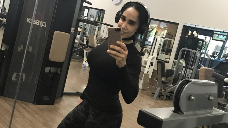 Octomom taking a gym selfie