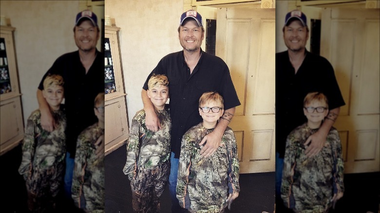 Blake Shelton poses with Kingston and Zuma