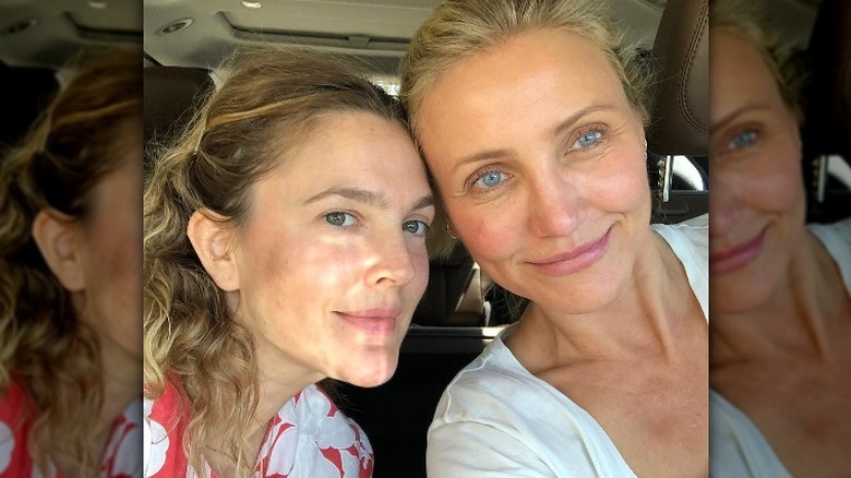 Cameron Diaz posing with Drew Barrymore