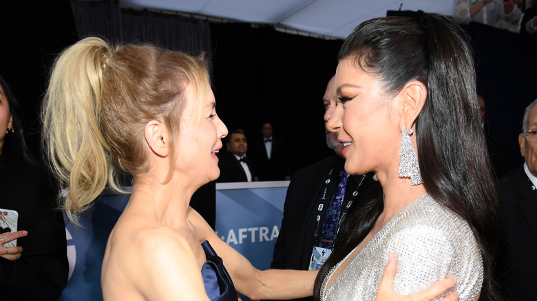  Renée Zellweger laughing hugging Catherine Zeta-Jones