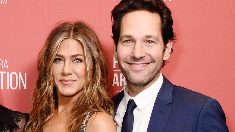 Jennifer Aniston and Paul Rudd posing