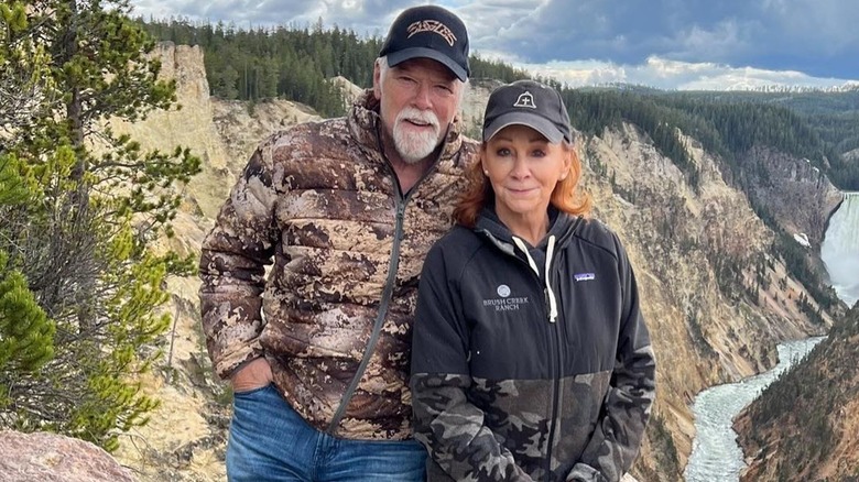 Reba McEntire and Rex Linn stand at the Grand Canyon