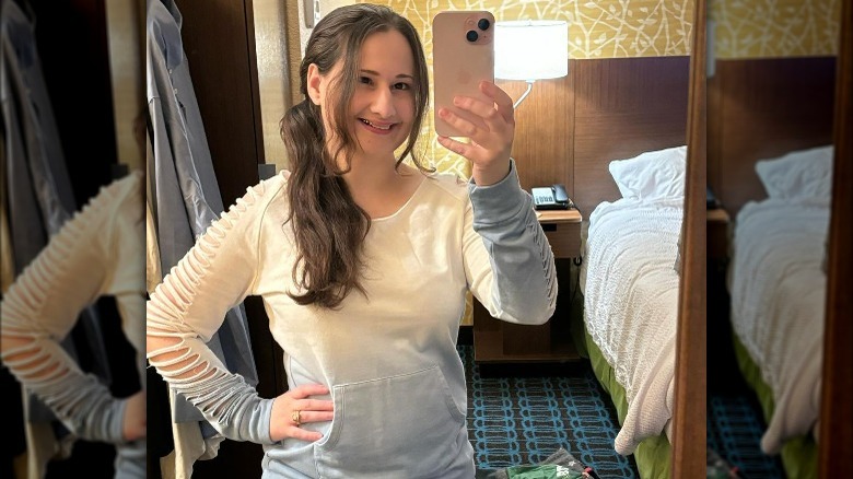 Gypsy Rose Blanchard taking a mirror selfie