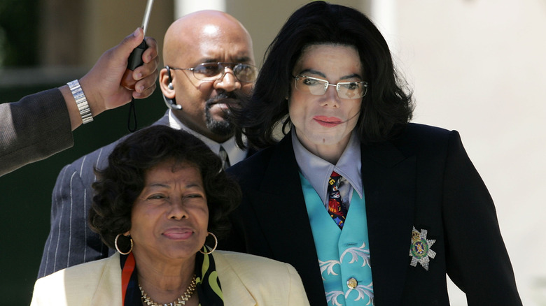 Katherine and Michael Jackson leaving a courthouse