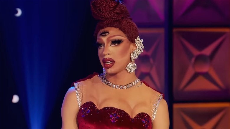 Yvie Oddly with three eyes