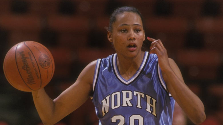 Marion Jones playing basketball in college