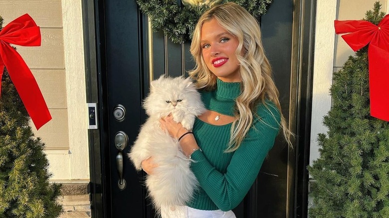 Kenedi Anderson posing with cat