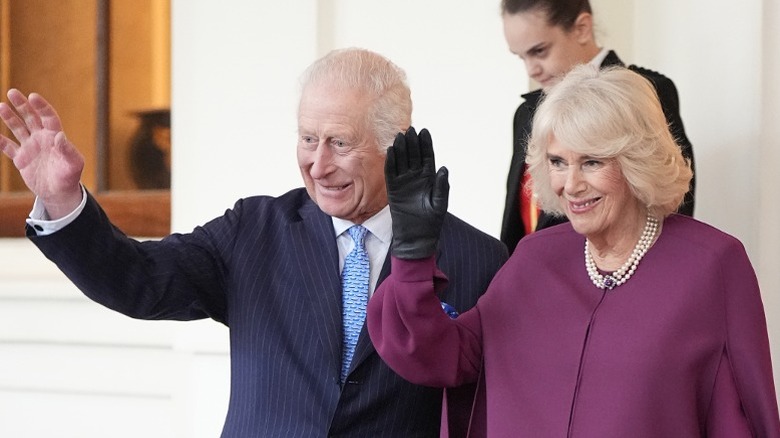 King Charles and Queen Camilla wave goodbye to guest from Buckingham Palace (2024)