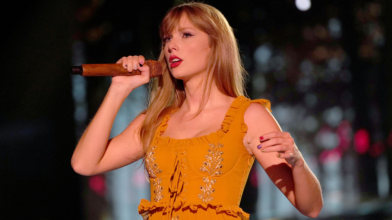 Taylor Swift performing