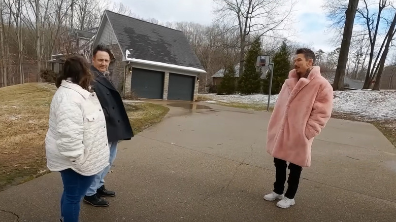 David Bromstad and couple in driveway