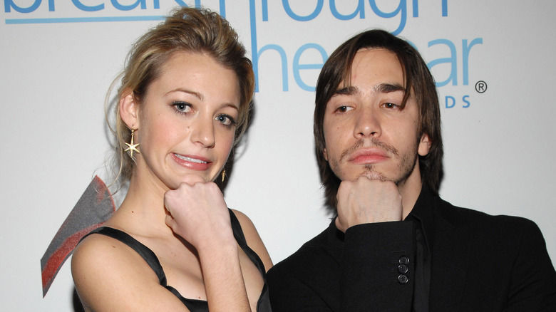 Blake Lively, Justin Long with chins on hands