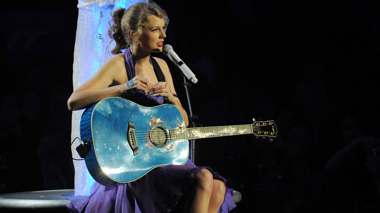Taylor Swift with guitar