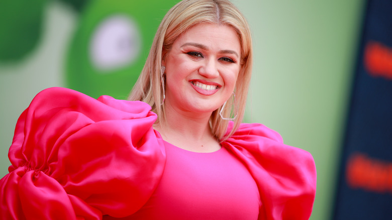 Kelly Clarkson in pink dress