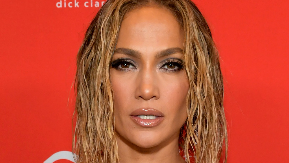 Jennifer Lopez gives a smouldering look on the red carpet