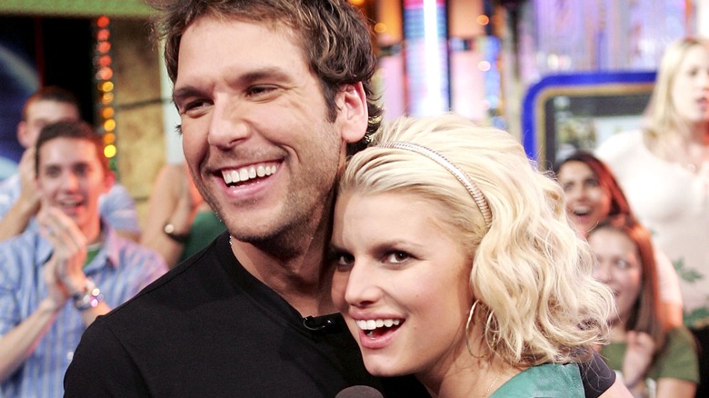 Dane Cook, Jessica Simpson, laughing in an embrace