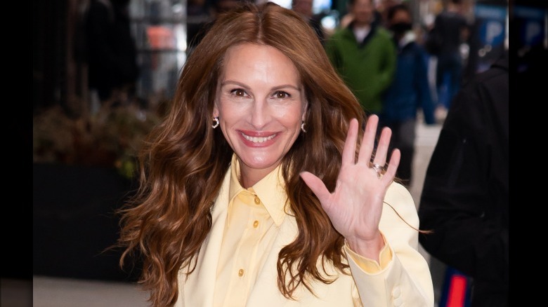 Julia Roberts waving