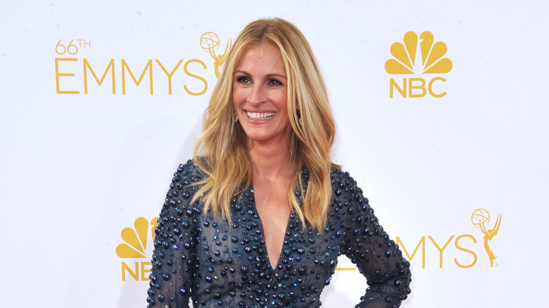 Julia Roberts poses on the red carpet 