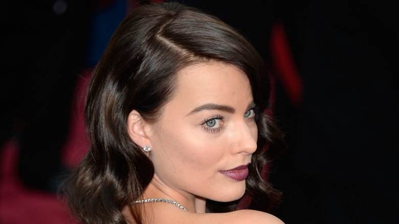 Margot Robbie with brown hair at the 2014 Oscars
