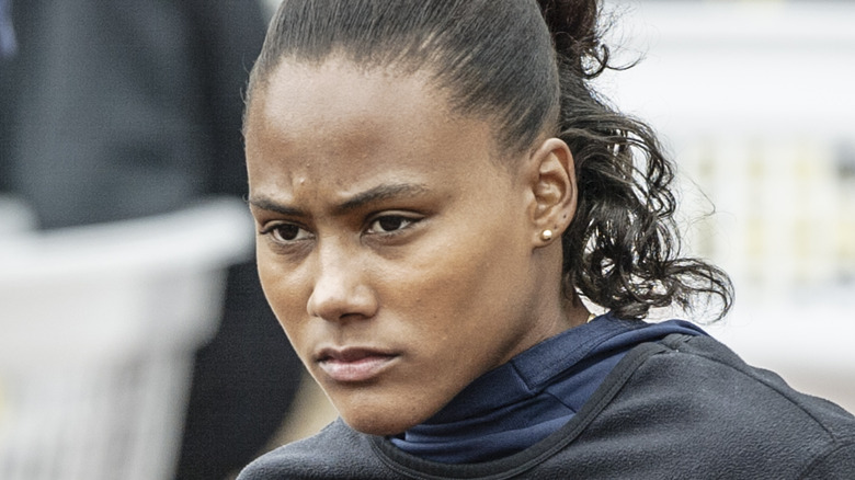 marion jones prepares for a race 