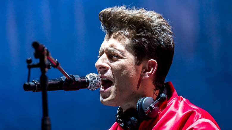 mark ronson performing