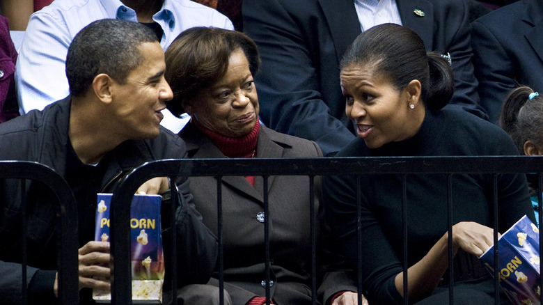 Barack and Michelle Obama, Marian Robinson at basketball match 