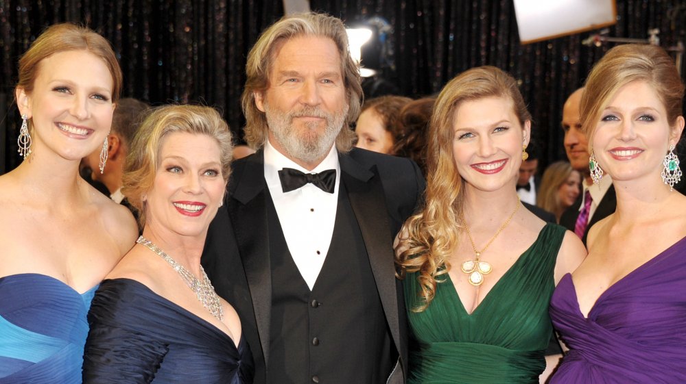 Susan Bridges, Jeff Bridges, and daughters, all smiling