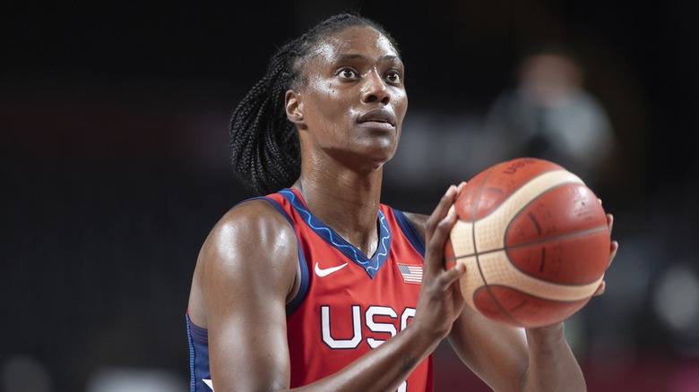 Sylvia Fowles shoots a basket