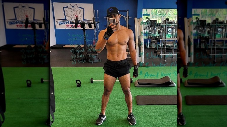 Pedro Jimeno taking mirror gym selfie