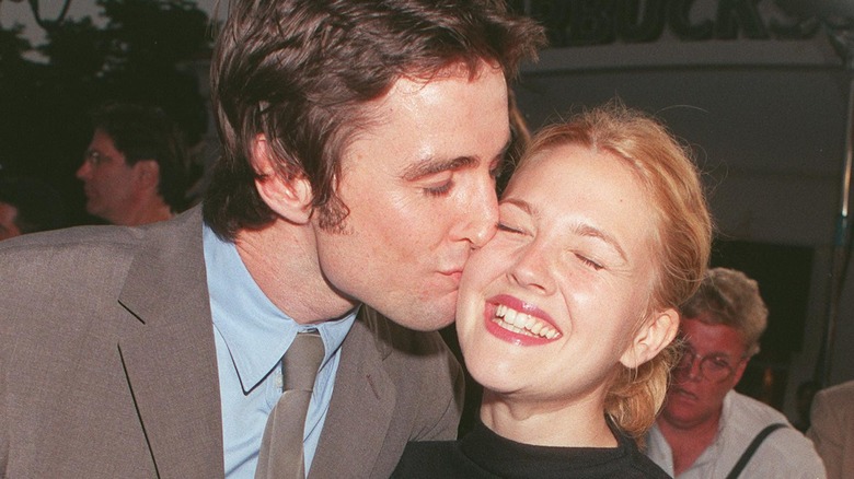 Luke Wilson kissing Drew Barrymore on the cheek