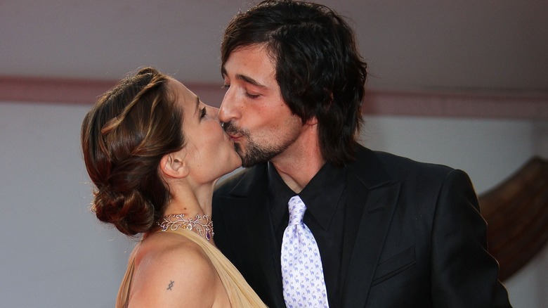 Elsa Pataky and Adrien Brody kiss 