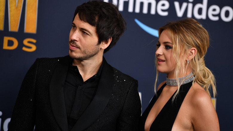 Morgan Evans and Kelsea Ballerini posing