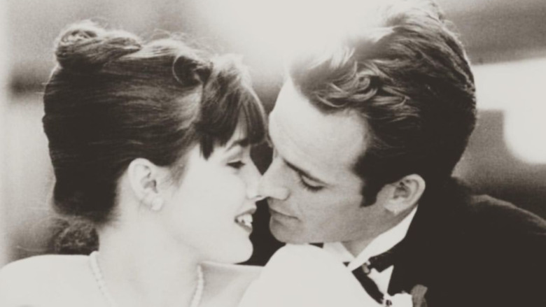 Shannen Doherty and Luke Perry almost kissing