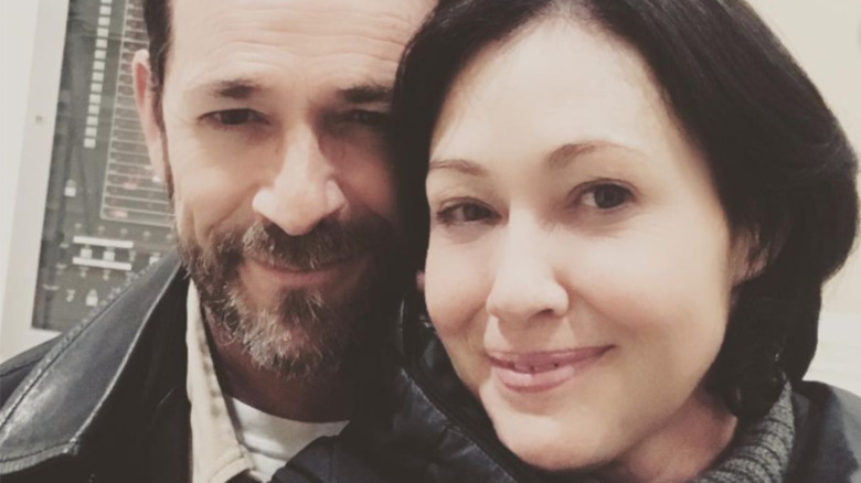 Shannen Doherty and Luke Perry posing for a selfie