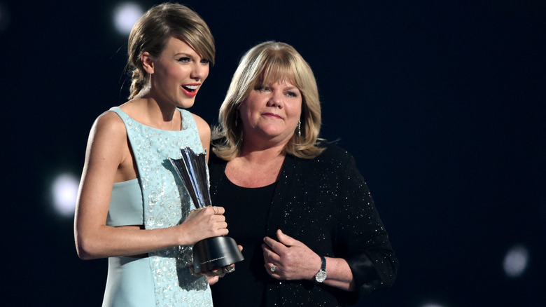 Taylor and Andrea Swift smiling